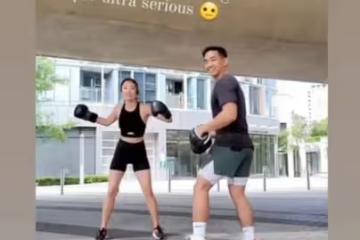 苗僑偉女兒與男友人街頭打拳！穿背心身材出眾，31歲已出道當藝人