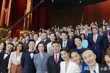 《向幸福出發》主持人王冠離開央視後，重返上海台搭檔門面主持人