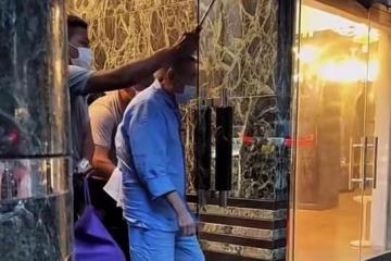 劉鑾雄夫婦出街，甘比獨自一人快步上車，絲毫不管七十一歲的丈夫
