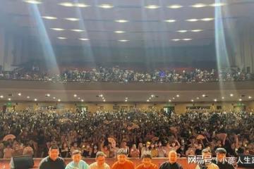 德雲社尚九熙鄭州專場結束，師哥陶陽助演，台下觀眾座無虛席