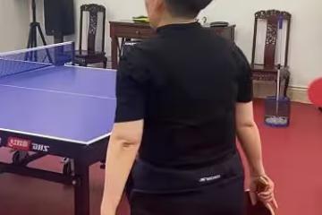 鄧亞萍一家三口打球,16歲兒子長鬍須比爸壯碩,小小年紀就拿冠軍