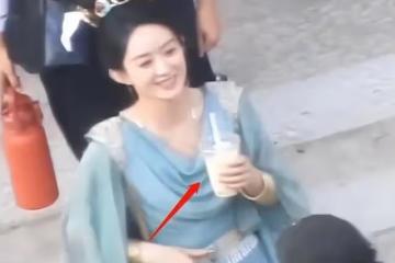 趙麗穎片場瘋狂吸奶茶,鼓起臉頰像松鼠,和男星牽手膚色差異明顯