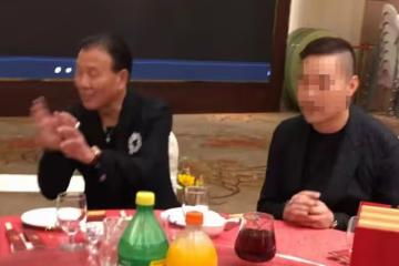 65歲萬梓良近況曝光,現身酒局穿金戴銀好富貴,飯桌上擺茅台吸睛