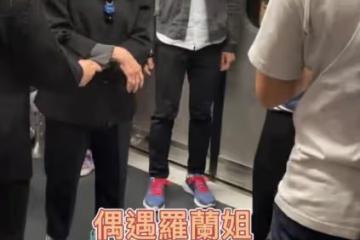 87歲羅蘭乘地鐵出行,滿頭白髮被人攙扶,擔心腦退化至今不敢退休