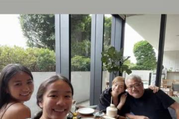 張國榮前任毛舜筠全家出遊，三婚老公白髮蒼老，倆女兒高顏值像媽