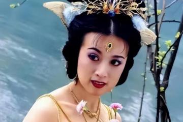 47歲金巧巧曬外出遊玩照，藍色短裙凸顯美腿，皮膚緊緻堪比少女