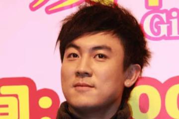 他被狄龍藏了39年，他就是「最帥包青天」的男演員，父子倆太像了