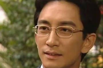 年近半百二婚還娶小姑娘,婚後7年敗光數億家產,現和女兒住危樓