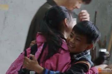 《變形計》最虛榮的農村女孩,回家就和弟弟炫耀,導演都看不下去