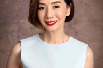 知名港星曬一家四口合照!62歲素顏出鏡狀態佳,女兒撞臉林嘉欣