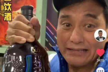 63歲香港戲骨一頓喝六瓶酒,醉酒後對鏡頭剔牙打嗝,喊話沒錢命苦