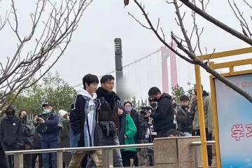 41歲謝霆鋒現身王菲家被拍,行色匆匆背大包,感情穩定惹人羨慕