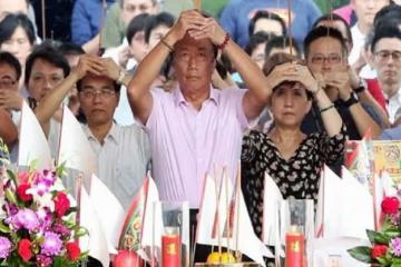 中元普渡超講究！郭台銘除了燒紙錢「桌上供品眉腳超多」　下重本「宴客好兄弟」網驚呼：難怪事業超成功