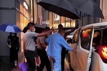 曝劉鑾雄和妻子現身酒店，其身體大不如前，上車時甘比未去攙扶