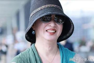 金星巴黎參加闊太聚會！54歲素顏容光煥發，吃法餐喝紅酒生活愜意