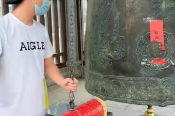31歲何超蓮疑未婚先孕 挺大肚現身寺廟敲鐘