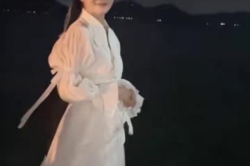 71歲張紀中與嬌妻秀恩愛 十指緊握貼身依偎