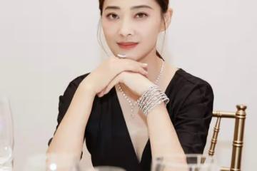 梅婷久居法國生活愜意，素顏與粉絲依偎合照，小肚腩凸出仍氣質佳