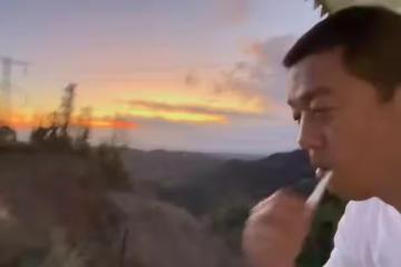 李亞鵬穿布衣下鄉,熱到汗流浹背,坐圓桌吃海鮮大餐心情超好