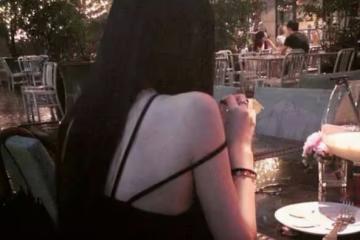 酒吧內，我被一個衣著性感女人調戲，一臉美色之外，她竟是個殺手