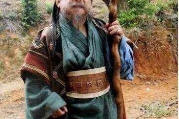 他是「中國第一矮星」，身高不足一米三，4任妻子卻都是高挑美女