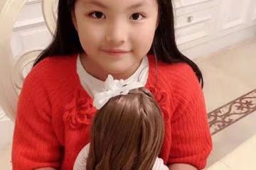李湘離婚後首曬女兒近照,王詩齡對著鏡頭心情好,或未被父母影響