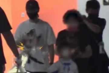 黃曉明楊穎輪流帶娃?5歲小海綿蹦跳好活潑,爸爸全程低頭看手機