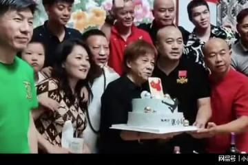 74歲梁小龍擺酒慶生，拉條幅支持祖國，台灣是中國的，誰也不能動
