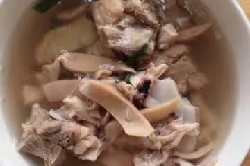好喝的😀墨魚排骨湯