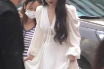 劉亦菲現身商場引圍觀 穿露背長裙身段完美