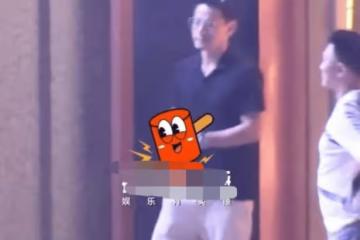 男演員與緋聞對象聚餐疑醉酒 數次掏襠被疑暗示