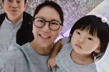 58歲呂方陪妻女出遊!2歲女兒太像老爸,小16歲富婆妻子氣質好