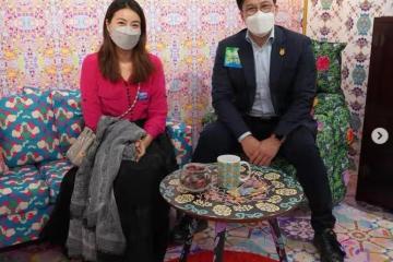 霍啟剛帶郭晶晶參加設計展，郭晶晶小鳥依人和老公一起划龍舟