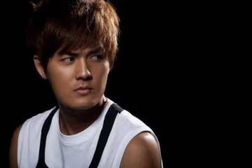 他曾是周杰倫的勁敵！花5年拍電影卻賠光，今重返歌壇遭碰壁