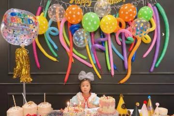 何姿曬全家福為女兒慶生，和老公秦凱夾吻女兒，畫面超溫馨