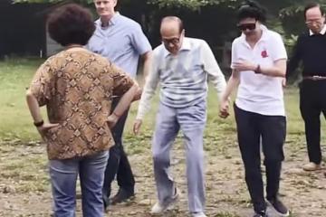 94歲李嘉誠坐滑板車暢遊慈山寺,前後四位人員守護,疑李澤楷陪伴
