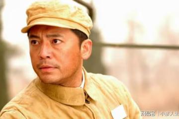 亮劍「趙政委」雲南擠地鐵曝光，吃路邊攤無人識，老婆范雨疑現身