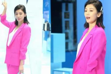 46歲賈靜雯穿「芭比粉西裝」美出新高度,但看到未修圖,我終於信她是3娃辣媽!