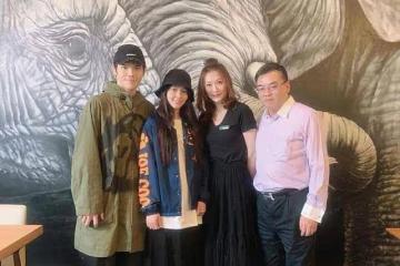 郭美女在婆婆送的豪宅里拍照，似怕冷坐超厚墊子，緊挨老公超甜蜜