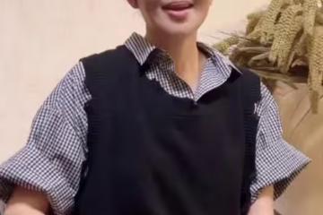 63歲倪萍現身暴瘦明顯，雙眼難睜開被指認不出，在家閒坐穿毛背心