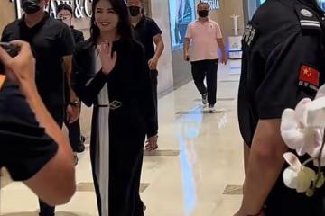 劉濤參加商場活動，對路人甜笑打招呼十分親和，43歲狀態不顯老