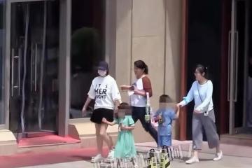 張雨綺帶孩子出行，一對兒女出境，跟小8歲男友幽會！
