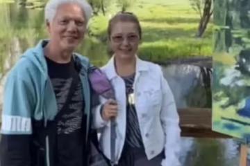 67歲戲骨姜黎黎美國養老，寄情玩樂氣質仍出眾，和老伴恩愛住豪宅