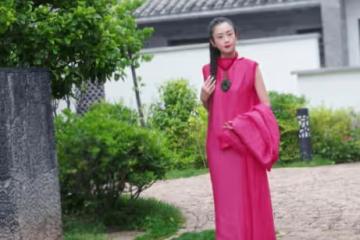63歲楊麗萍罕見脫帽摘眼鏡 素顏年輕模樣大變