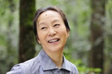 奚美娟北方電影節紅毯合影！穿小黑裙戴眼鏡顯高級美，67歲真優雅