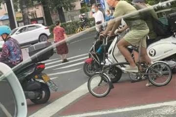 影帝廖凡獨自騎單車出門，鬍子拉碴打扮隨意，把口罩掛胳膊引爭議