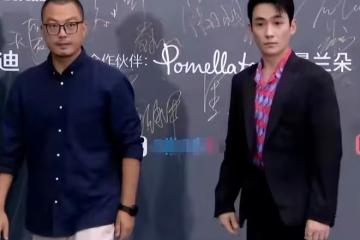 微博之夜亮點多!張藝謀愛女現身,男星穿運動鞋,任敏似頭頂雞窩