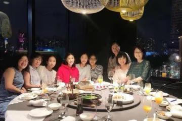 明星和同學合影,林志穎同學都不顯老,黃聖依少女時就像仙女下凡