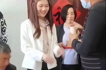 朱小偉帶陳萌回家，大衣嫂在門口迎接，很幸福的一對戀人