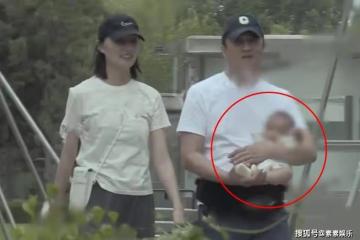 李亞鵬抱娃散步:腰上綁著小嬰兒凳子,全程對小女兒細心地呵護